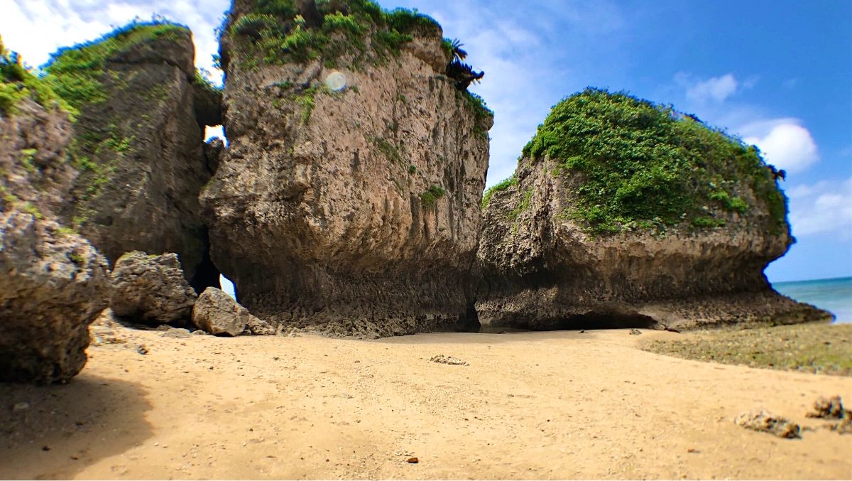 巨大な岩に囲まれた空間